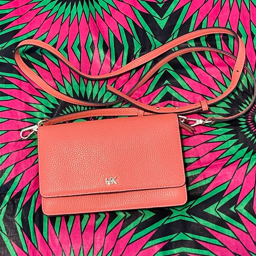 🧡Michael Kors🧡 wallet/crossbody/phone case. 🧡You’ll love it!🧡